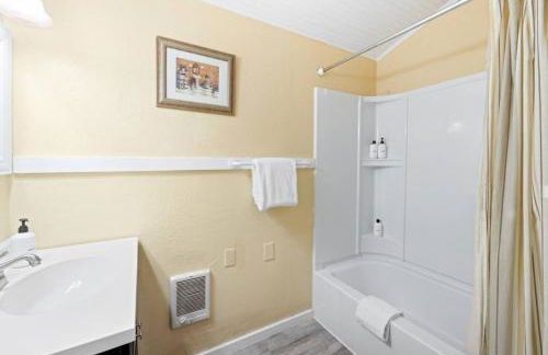 Historic Oceanside Cabin with Peek-a-boo views dog friendly - Foto 29