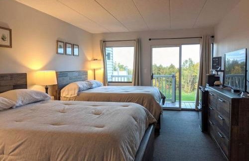 Cute Lower Level Cedar Lodge Room with Balcony & Lake Views! - Foto 4