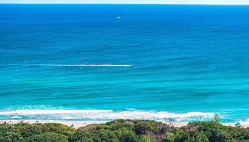 Across from Beach | Balcony • Pool • Parking • 2BR - Foto 5