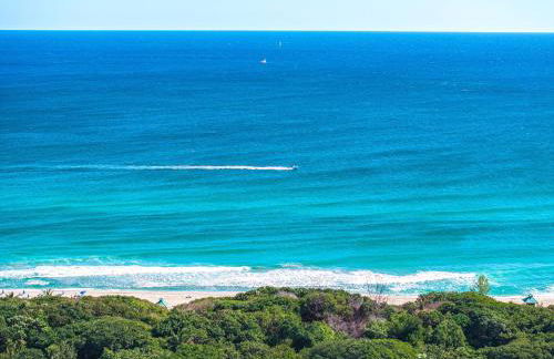 Across from Beach | Balcony • Pool • Parking • 2BR - Foto 5