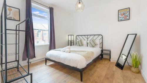 4BR House By Astra Residences Short Lets & Serviced Accommodation Stanley With Free Parking & Instant Booking - Foto 3