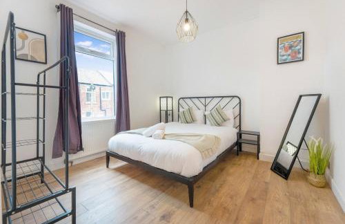 4BR House By Astra Residences Short Lets & Serviced Accommodation Stanley With Free Parking & Instant Booking - Foto 3