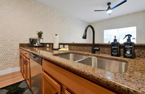 Trendy Retreat - Great Location - Fully Loaded - Foto 70