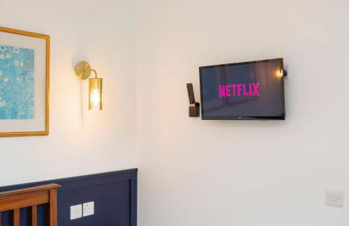 Sleeps 6. Free Wifi. Free Parking central location. - Photo 39