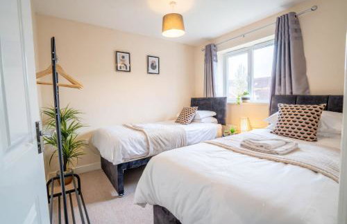 Central location -3 Beds, 2 baths , off-street parking, fast Wifi, sleeps 7 - Foto 15