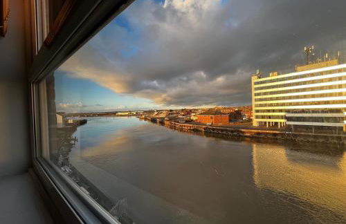 Lovely, Sleeps 6, 2 baths, Riverside Views, Parking, GY - Foto 1