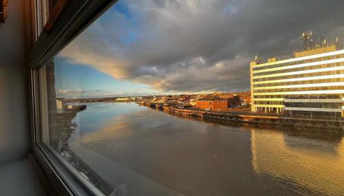 Lovely, Sleeps 6, 2 baths, Riverside Views, Parking, GY - Foto 1