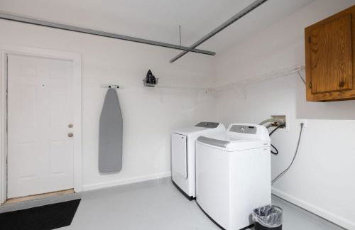 The Recharge - Springs , Tesla & EV Station , Pets - Foto 13