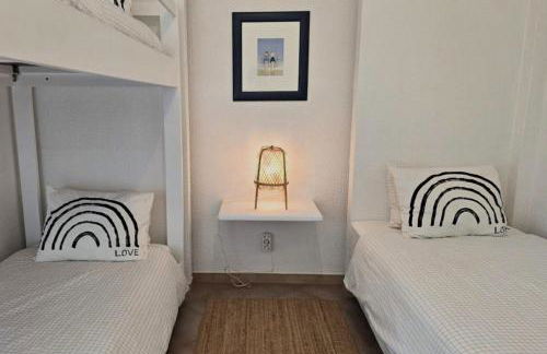 Beach House on Faro Island with a Dreamy Terrace and 7 Beds for the Perfect Escape - Foto 17