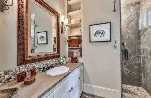 Elegant French Patio Home with Private Pool - Foto 21