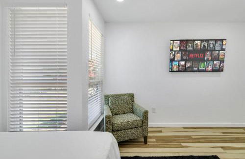 Arlington Entertainment District Home Green & White Door - Foto 19