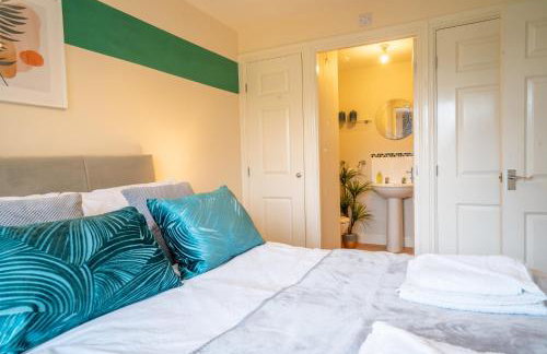 Central location -3 Beds, 2 baths , off-street parking, fast Wifi, sleeps 7 - Foto 9