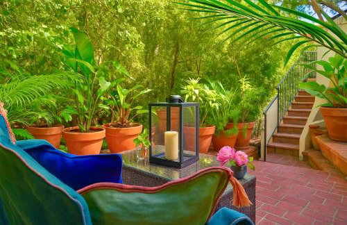 Enchanting Gated Hollywood Hills Oasis with Tranquil Treet-Top Views, Outdoor Living Room and Patios, Magical Zen Garden, Plus Bonus Romantic Guest House and Free Garage in LA's Most Desirable Central Serene Area, Sleeps 8-10 - Foto 60