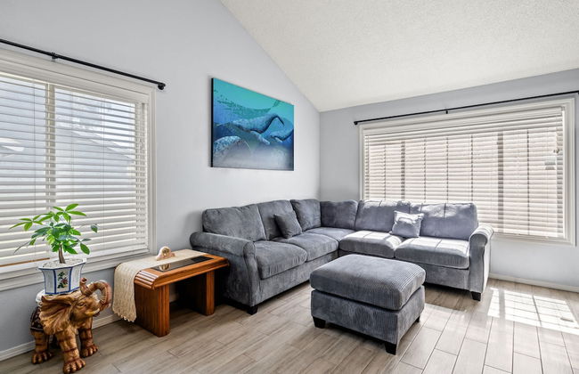 Spacious Family Retreat w Garden Modern Comfort - Photo 27