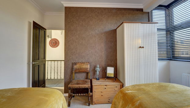 Canning Town House - Photo 4, Room