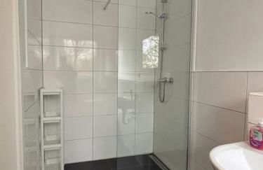 Case Four Boardinghouse mit Parkplatz, Küche, Waschmaschine und Trockner - Photo 8