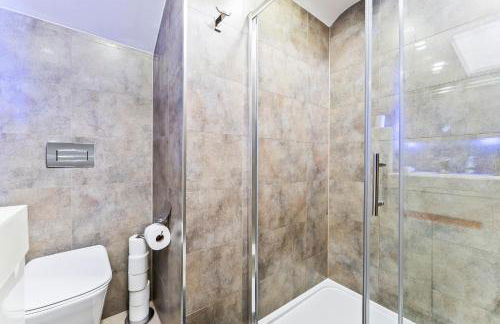 Exquisite 2-Bedroom Penthouse-Sleeps 7-Free Parking with Workspace & High-Speed WiFi - Foto 40