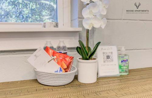 The Moose #7 - Instaworthy Studio with Amazing Views, Free Parking & Heated King Bed - Foto 21