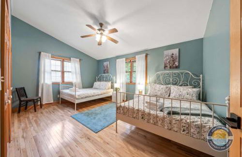 New Lake Como Retreat with Bar and Pool Table - Foto 15