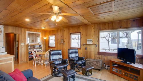 Charming Lakefront Cabin with Deck and Fire Pit! - Foto 5