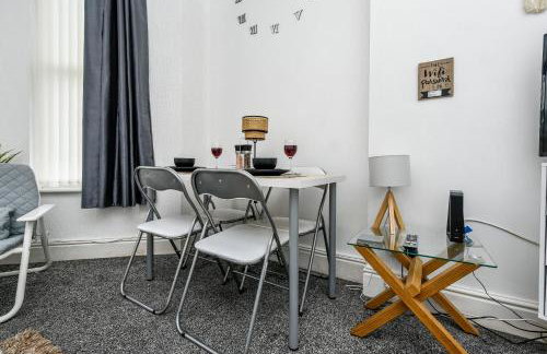 Cosy Wirral home near Liverpool with Free Parking! - Photo 4