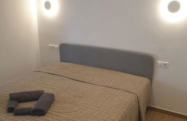 Newly Renovated Varkiza Beachside One Bedroom with Large Terrace - Foto 13