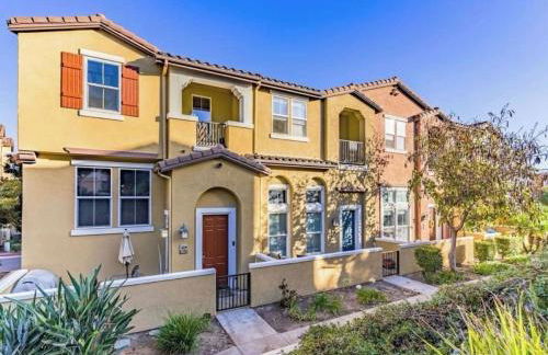 Private and Stylish 3Bdrm 3Ba Townhome, Gated Patio, King Bed, Spacious, Free Parking, Available now - Foto 1