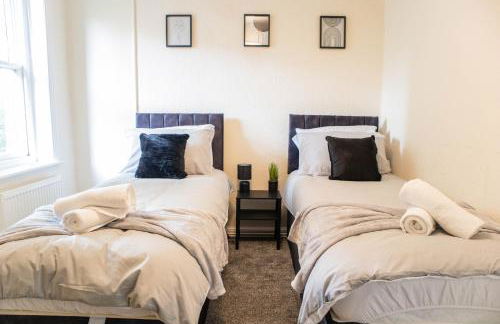 3 Bedroom House - Free Parking-Hospital-Contractors-Families - Long Stay Rates Available - Photo 15