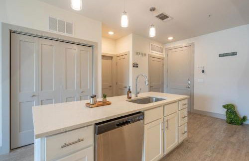 Top Floor City Views! King Bed Pool Gym Free Parking - Foto 33