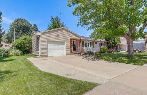 Walk to Park Waterloo Home with Furnished Deck - Foto 24