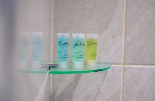 4BR 2Bath Home -Hot Tub, Free Parking & Games Room - Foto 49