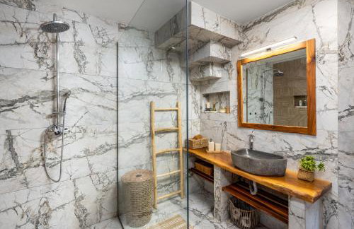 Antonakis Villa Secret Pool & Hot Tub Hideaway - Photo 21