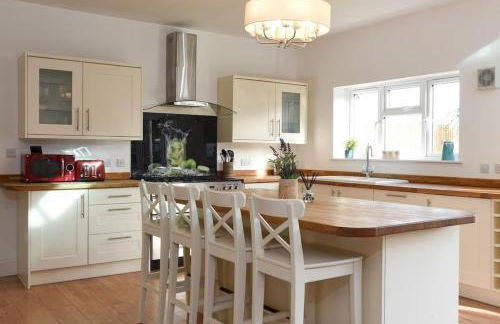 LONG TERM STAY SPECIAL OFFER AVAILABLE! 5-Bedroom Spacious, Stunning Design, Sociable Areas & Cosy House Near South Downs Park, Sleeps 11 with GAMES Room, PRIVATE PARKING and GARDEN - by Blue Puffin Stays - Foto 24