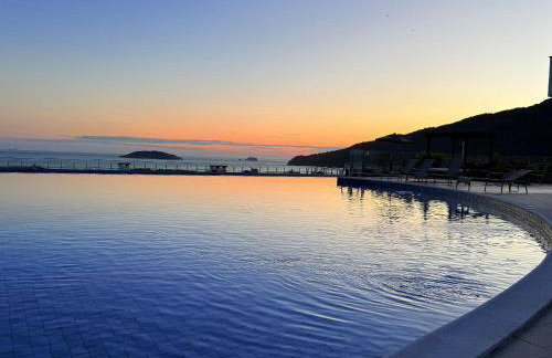 Piscinas de borda infinita e piscina interna aquecida com vistas deslumbrantes para o mar dos Ingleses, a 50 metros de altura - Foto 8