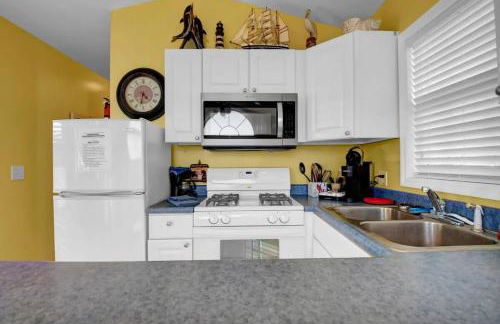 Surf City 2BR Model Home with Pool and Boat Ramp Access - Foto 13