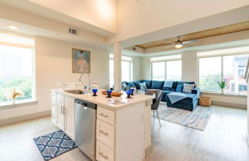 RiverWalk PentHouse Oasis w/Free Parking Gym Pool - Photo 28