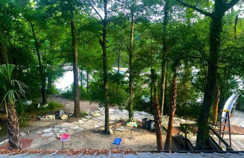 Eclectic Riverfront Log Cabin and Artist Retreat for Groups in Castle Hayne, North Carolina - Foto 29