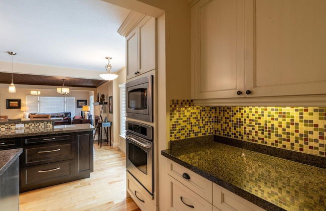 LUXURIOUS 5,500 sqft Home: 5 Br/5 Ba | PRIVATE Pool & Hot Tub | STEPS to Beach - Foto 15