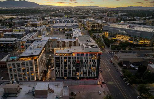 Downtown views! Amazing pool gym hottub Luxury apt - Foto 45