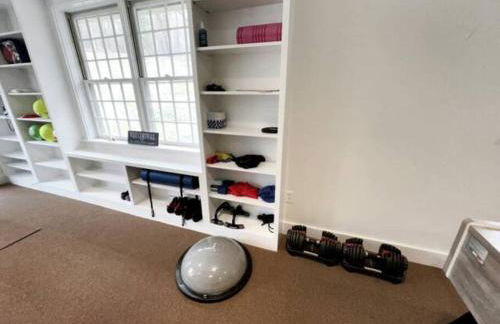 Cottage Retreat - Historic Cottage Home w Home Gym - Photo 18