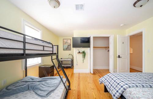 Pet Friendly 3BR Quincy Townhouse w Laundry, Free Parking, near MBTA Red Line 37 - Foto 80