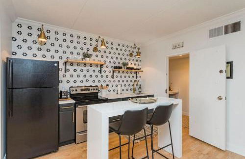 Two Condos on Music Row that Sleeps 14 with POOL and Parking - Foto 51