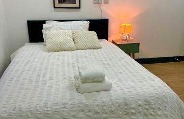 Stylish Ensuit Studios in the Heart of Vibrant Tooting 1 Min to Tube - Photo 1