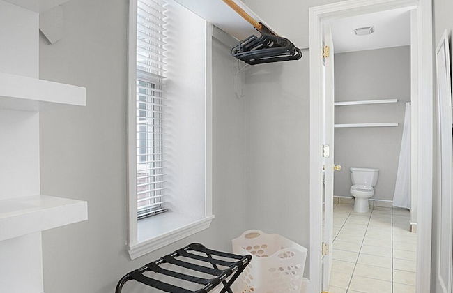 Spacious 3-Bedroom with King Bed - Photo 11