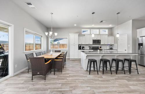 Spacious Home with Private Pool - Photo 12