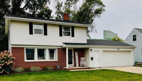 Curly's Quarters (4 Bedroom Home) w/ Lambeau view - Foto 2