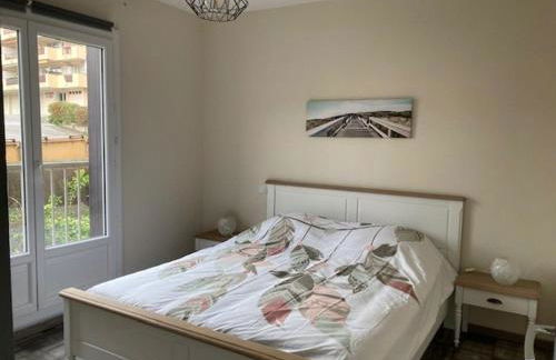 F3 lumineux avec terrasse, garage, clim et ascenseur à 500m du centre et 800m des thermes - FR-1-703-85 - Foto 4