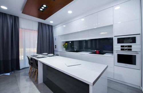 TWIN'S HOME LUXURY SUITES - Photo 7