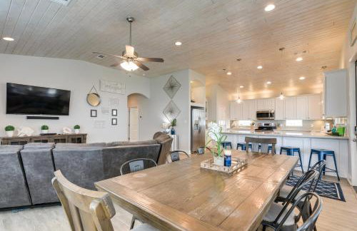 Luxe Crystal Beach Retreat with Views! Walk to Shore - Foto 7