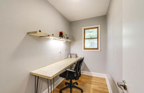 Creek View and Hot Tub Woodsy Maggie Valley Cottage - Foto 14